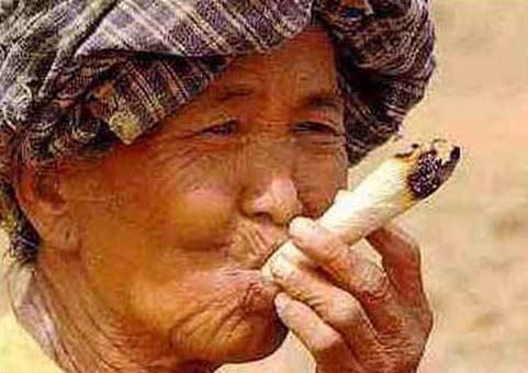 Résultat de recherche d'images pour "vieux papi qui fume des joint"