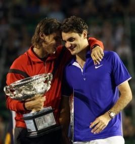 rafael nadal fait une accolade à roger federer lors de la cérémonie de remise des trophées après la finale de l'open d'australie 2009. Nadal s'est imposé 7-5, 3-6, 7-6 (3), 3-6, 6-2