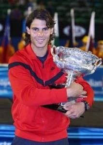 rafael nadal et son trophée Norman Brookes Challenge Cup lors de la cérémonie de remise des trophées de la finale de l'open d'australie 2009. Nadal s'est imposé 7-5, 3-6, 7-6 (3), 3-6, 6-2 face à Roger Federer