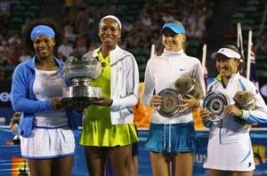 serena et venus williams posent avec la paire hantuchova / sugiyama et leurs trophées respectifs, lors de la cérémonie de remise des trophées en finale du double dames à l'Open d'australie