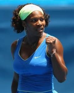serena williams serre le poing après sa victoire sur Shuai Peng 6-1 6-4 au 3ème tour de l'Open d'Australie 2009 (tenue bleue bandeau vert clair)