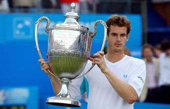 andy murray pose avec son trophée remporté après la finale du tournoi du Queen's à Londres, finale pendant laquelle il s'impose face à james blake. Il s'agit de son 4ème titre de la saison après Doha, Rotterdam et Miami ! andy murray pose avec son trophée remporté après la finale du tournoi du Queen's à Londres, finale pendant laquelle il s'impose face à james blake. Il s'agit de son 4ème titre de la saison après Doha, Rotterdam et Miami !