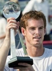 le nouveau n°2 mondial, andy murray, pose avec son trophée remporté après la finale du masters 1000 de montréal, face à juan martin del potro le nouveau n°2 mondial, andy murray, pose avec son trophée remporté après la finale du masters 1000 de montréal, face à juan martin del potro