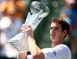 andy murray et son trophée au tournoi Masters 1000 de Miami , qui'il remporte en battant Novak Djokovic en finale andy murray et son trophée au tournoi Masters 1000 de Miami , qui'il remporte en battant Novak Djokovic en finale