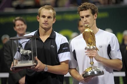 Le vainqueur du tournoi de Doha 2009, Andy Murray, pose avec le finaliste Andy Roddick (à gauche), et leurs trophées