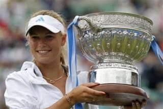 la danoise caroline wozniacki pose avec son trophée remporté après la finale du tournoi d'eastbourne. Wozniacki s'impose en deux sets face à la française virginie razzano la danoise caroline wozniacki pose avec son trophée remporté après la finale du tournoi d'eastbourne. Wozniacki s'impose en deux sets face à la française virginie razzano