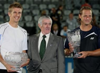 david nalbandian et jarkko nieminen posent avec Ken Rosewall à la cérémonie de remise des trophées à Sydney