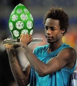 Gaël Monfils pose avec son trophée après avoir remporté le tournoi de Metz, en battant Kohlschreiber en finale. Il s'agit du 2ème titre de la carrière de Monfils, après le tournoi de Sopot remporté en 2005. Gaël Monfils pose avec son trophée après avoir remporté le tournoi de Metz, en battant Kohlschreiber en finale. Il s'agit du 2ème titre de la carrière de Monfils, après le tournoi de Sopot remporté en 2005.