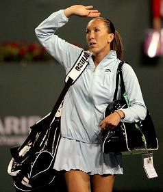 jelena jankovic salue le public avant de quitter le court après sa défaite au 2ème tour du tournoi d'Indian Wells face à Pavlyuchenkova jelena jankovic salue le public avant de quitter le court après sa défaite au 2ème tour du tournoi d'Indian Wells face à Pavlyuchenkova