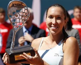 jelena jankovic pose avec son trophée remporté en finale du tournoi de Marbella (Espagne), il s'agit du 1er titre de la saison pour la Serbe, et son 1er titre depuis octobre 2008 jelena jankovic pose avec son trophée remporté en finale du tournoi de Marbella (Espagne), il s'agit du 1er titre de la saison pour la Serbe, et son 1er titre depuis octobre 2008