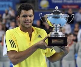 Jo-Wilfried Tsonga pose avec son trophée au tournoi de Marseille, qu'il remporte en battant son compatriote Mickaël Llodra en finale 7-5 7-6. Il s'agit du 2ème titre de la saison pour Tsonga, après le tournoi de Johannesbourg il y a 2 semaines