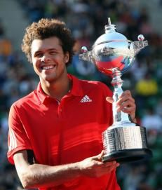 jo-wilfried tsonga pose avec son trophée remporté après la finale du tournoi de tokyo, tsonga s'offre son 3ème titre de l'année après marseille et johannesbourg jo-wilfried tsonga pose avec son trophée remporté après la finale du tournoi de tokyo, tsonga s'offre son 3ème titre de l'année après marseille et johannesbourg
