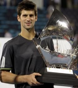 novak djokovic et son trophée remporté au tournoi de Dubai, en battant david ferrer en finale. Il s'agit du 1er titre de la saison 2009 pour le n°3 mondial