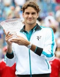 roger federer pose avec son trophée remporté après la finale du masters 1000 de cincinnati, en battant novak djokovic en 2 sets roger federer pose avec son trophée remporté après la finale du masters 1000 de cincinnati, en battant novak djokovic en 2 sets