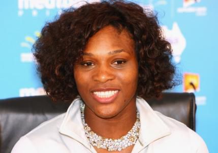 Serena williams en conférence de presse au tournoi de Sydney. Elle porte un collier en diamants signé Nic Cerrone d'une valeur de 3,5 millions de dollars