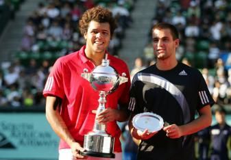 jo-wilfried tsonga et mikhail youznhy pendant la cérémonie de remise des trophées après la finale du tournoi de tokyo, remportée par tsonga 6-3 6-3 jo-wilfried tsonga et mikhail youznhy pendant la cérémonie de remise des trophées après la finale du tournoi de tokyo, remportée par tsonga 6-3 6-3