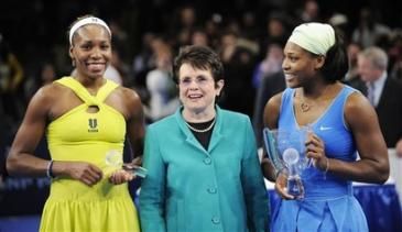 venus et serena williams en compagnie de billie jean king lors de la cérémonie de remise des trophées après le tournoi d'exhibition Billie Jean King Cup remporté par Serena face à sa soeur, au Madison Square Garden à New York, le 2 mars dernier