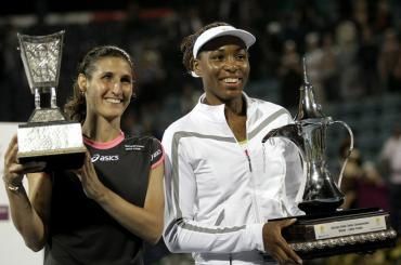Venus williams (à droite) et la finaliste Virginie Razzano posent avec leurs trophées lors de la cérémonie après la finale du tournoi de Dubai 2009. C'est le 40ème titre de la carrière de Venus Williams, qui réintègrera le Top 5 dès lundi 23 fevrier