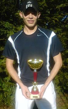 vincent nahal et son trophée de champion du cher 2009, catégorie 4ème série messieurs