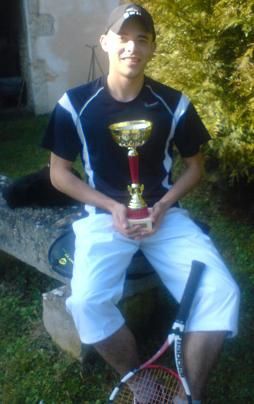 vincent nahal et son trophée, après avoir remporté le championnat du Cher catégorie 4ème série messieurs