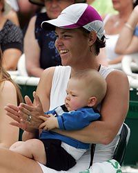 lindsay davenport, ici avec son fils jagger né en juin 2007. Davenport a annoncé début janvier 2009 qu'elle était enceinte de son 2ème enfant, d'où son forfait pour l'open d'australie 2009
