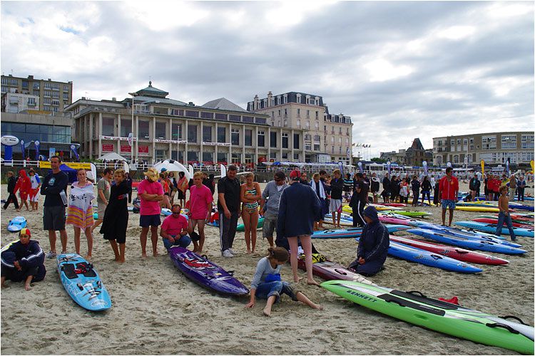 L’association des secouristes de la cote d’émeraude organisait les 7 et 8 août 2010 les championnats de France des jeunes sauveteurs côtiers plage de l’écluse à Dinard. Les 200 meilleurs sauveteurs se sont donnés rendez-vous.