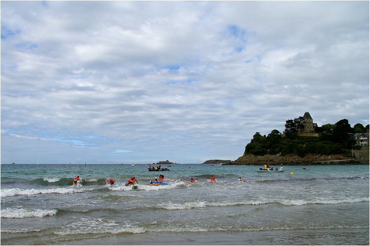 L’association des secouristes de la cote d’émeraude organisait les 7 et 8 août 2010 les championnats de France des jeunes sauveteurs côtiers plage de l’écluse à Dinard. Les 200 meilleurs sauveteurs se sont donnés rendez-vous.
