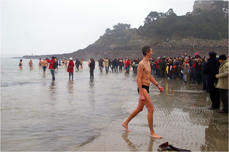 40eme édition du bain du 31 décembre plage de Dinard. Plus de 500 participants.