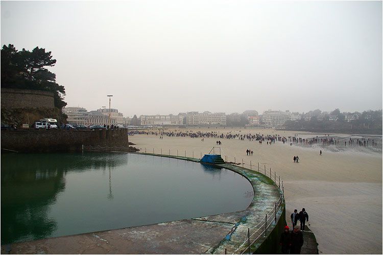 40eme édition du bain du 31 décembre plage de Dinard. Plus de 500 participants.