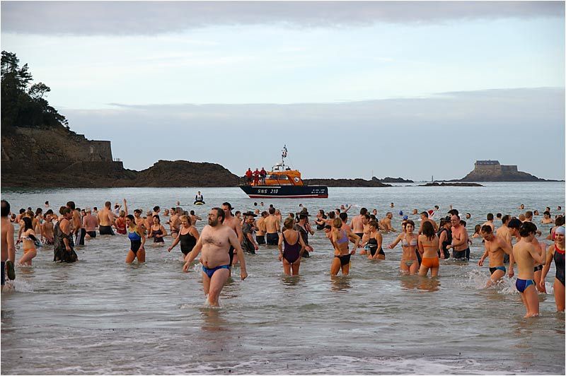le traditionnel bain du 31 décembre a réuni plus de 500 courageux dans l'eau de la grande plage de Dinard