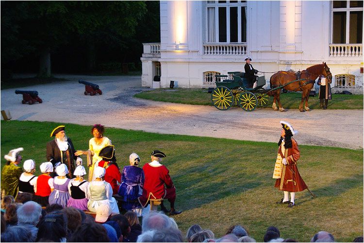 Photos de la représentation théâtrale donnée dans le parc du château de la Briantais à Saint Malo. Pièce d'après les livres de Bernard Simiot.