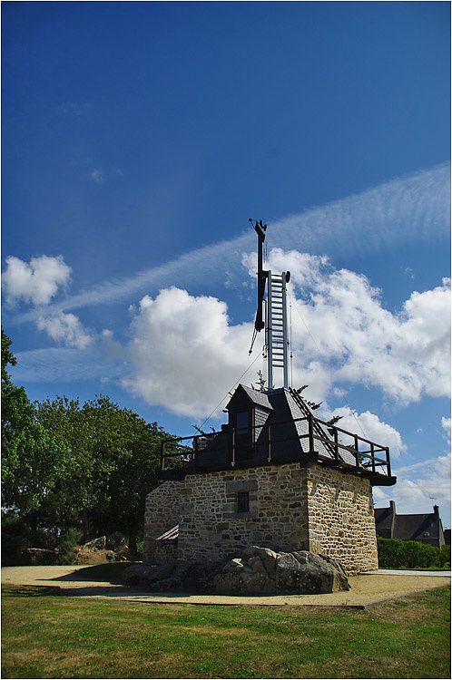 sur la commune de Saint Marcan à 12 kilomètres du Mont Saint Michel, voici une station de télégraphe optique réhabilitée comme à l'origine.