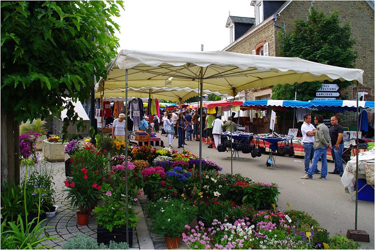 En été le lundi marché à Saint Briac dans un cadre incroyable.