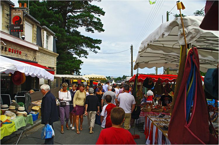 En été le lundi marché à Saint Briac dans un cadre incroyable.