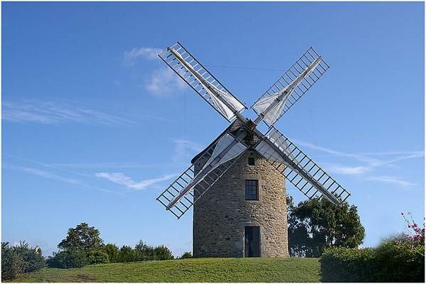 à Lancieux le moulin de Bluglais est le seul survivant des 3 moulins qui existaient au 16eme siècle.