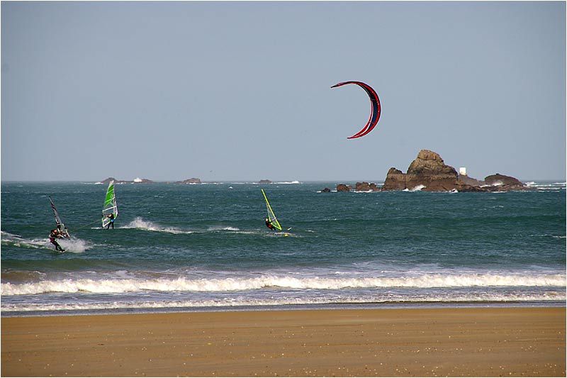 Les amateurs de planche à voile et de kite-surf s'en donnent à cœur joie plage du Sillon à Saint Malo en ce jour de mardi gras.