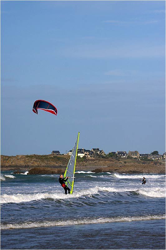 Les amateurs de planche à voile et de kite-surf s'en donnent à cœur joie plage du Sillon à Saint Malo en ce jour de mardi gras.