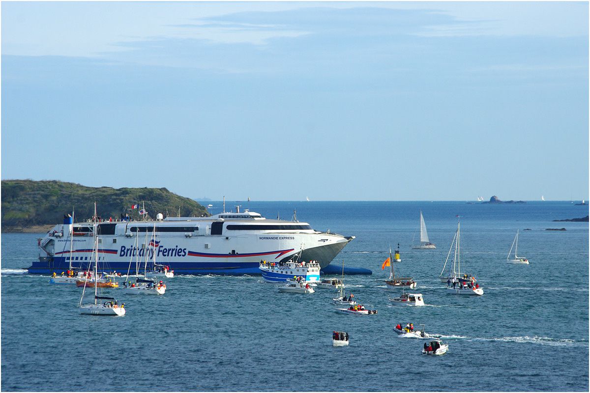 Au petit matin dans la baie entre Dinard et Saint Malo où les plus gros bateaux ont passé la nuit. Petit à petit ils quittent leur mouillage pour rejoindre la ligne de départ à la pointe du Grouin avec de nombreux bateaux accompagnateurs et vede