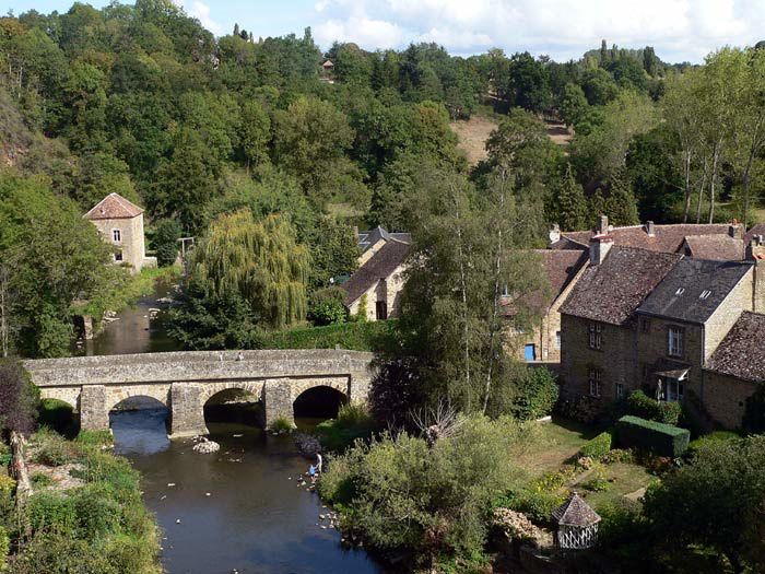 Petit village aux confins de l'Orne, la Sarthe et la Mayenne. Fait partie des 100 plus beaux villages de France.