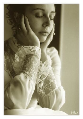 Elise-dentelle-portrait-mains.jpg