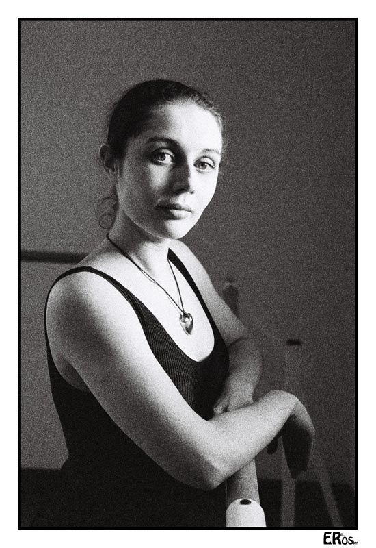 Elise-danse-portrait-barre-F1040031.jpg