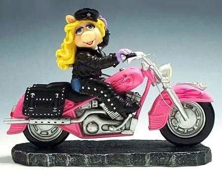 Miss Piggy en biker : figurine aimablement prêtée par Hervé Rebollo de "Harley Davidson Collectibles Toys"