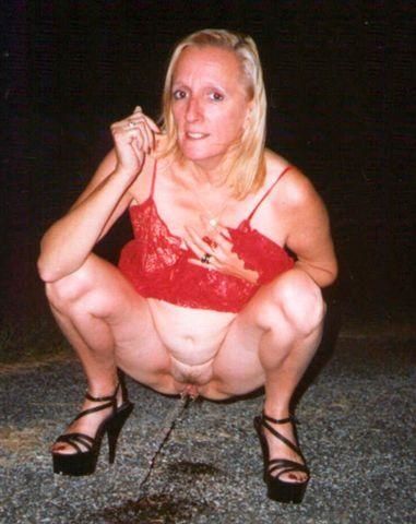 elle pisse en public salope suce bite elle pisse en public salope suce bite