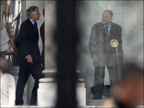 070515124804.rph86ep00-dominique-de-villepin-et-jacques-chirac-sur-le-perb.jpg