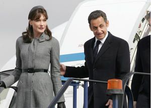 Carla Bruni-Sarkozy et le président à leur arrivée de Londres Carla Bruni-Sarkozy et le président à leur arrivée de Londres