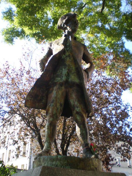 chevalier-de-la-Barre-statue.jpg