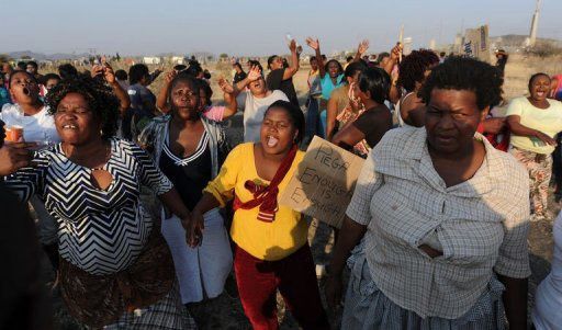 Marikana-massacre-afrique-du-sud-femmes-protestent.jpg