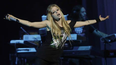 avril-lavigne-blonde-voncert.jpg