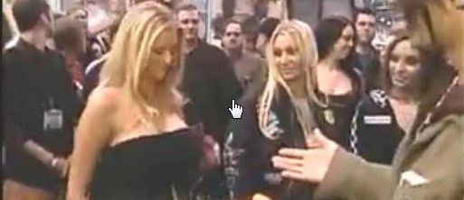 criss angel et le soutien gorge soutien gorge seins sexy