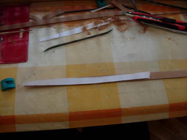 Découpe de la baguette en bois à partir du patron papier
